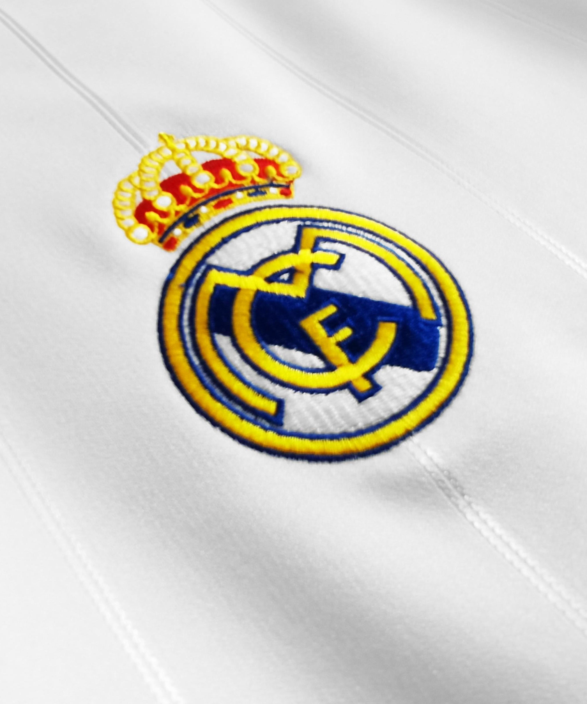 طقم ريال مدريد الأساسي ذو الأكمام الطويلة لموسم 2012-2013 بتصميم كلاسيكي