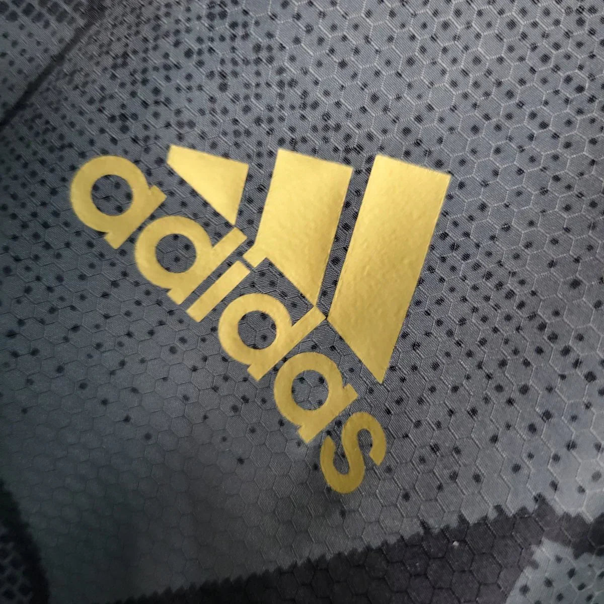 جاكيت أرسنال الواقي من الرياح لموسم 22/23