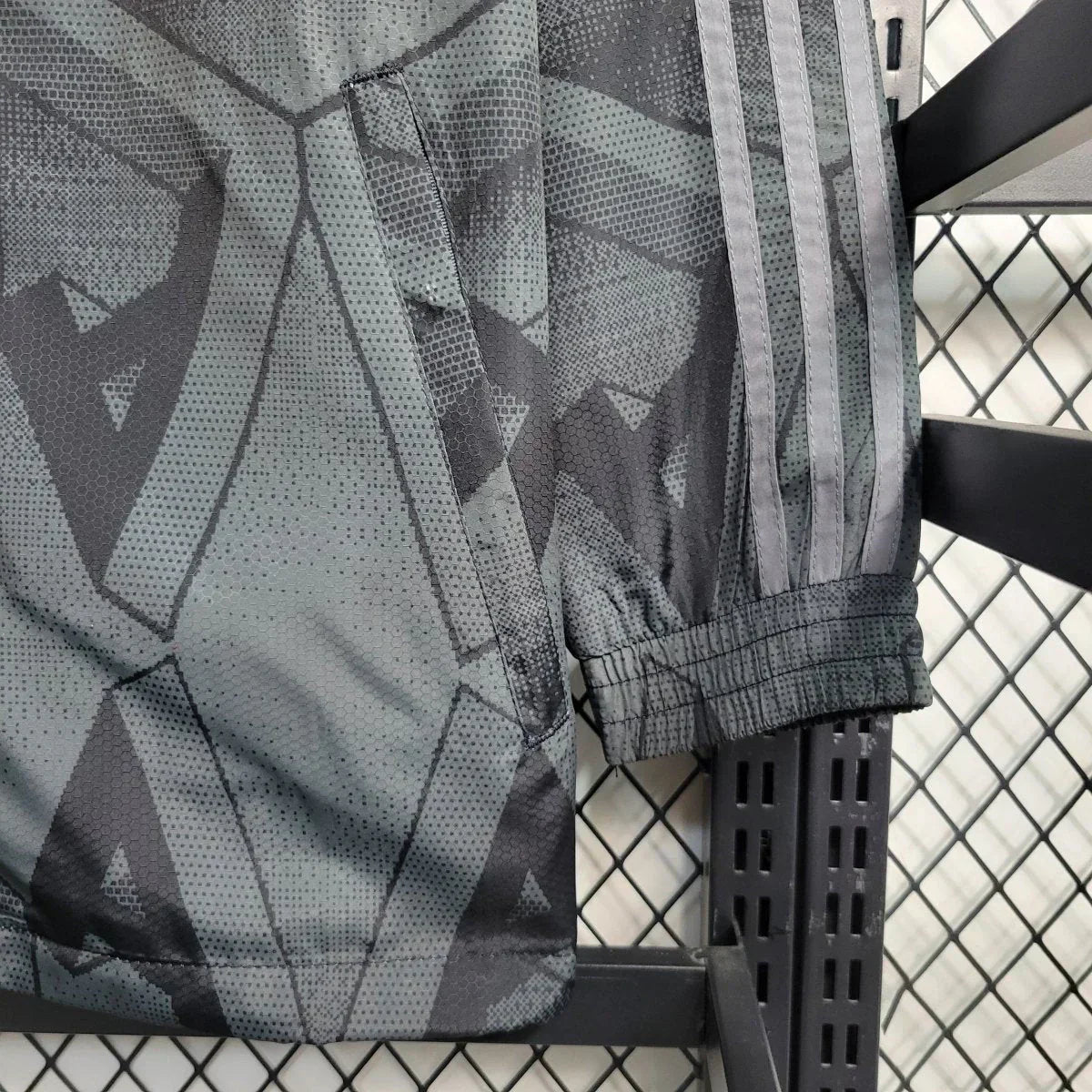 جاكيت أرسنال الواقي من الرياح لموسم 22/23