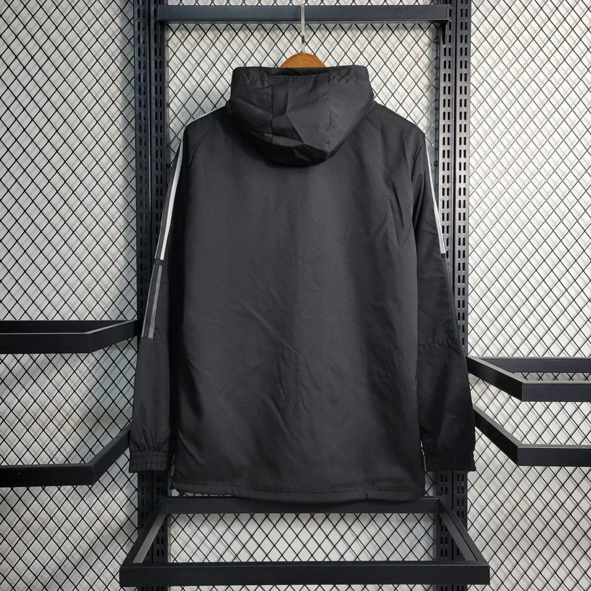 جاكيت ريال مدريد الثاني الواقي من الرياح لموسم 23/24