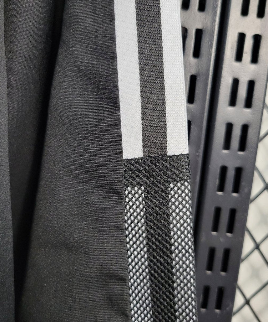 جاكيت ريال مدريد الثاني الواقي من الرياح لموسم 23/24