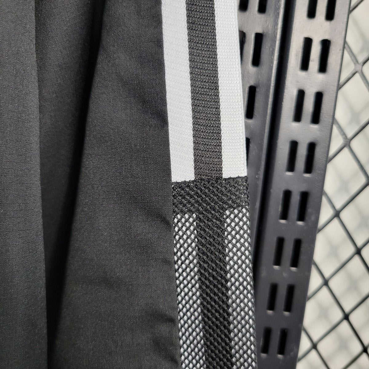 جاكيت ريال مدريد الثاني الواقي من الرياح لموسم 23/24