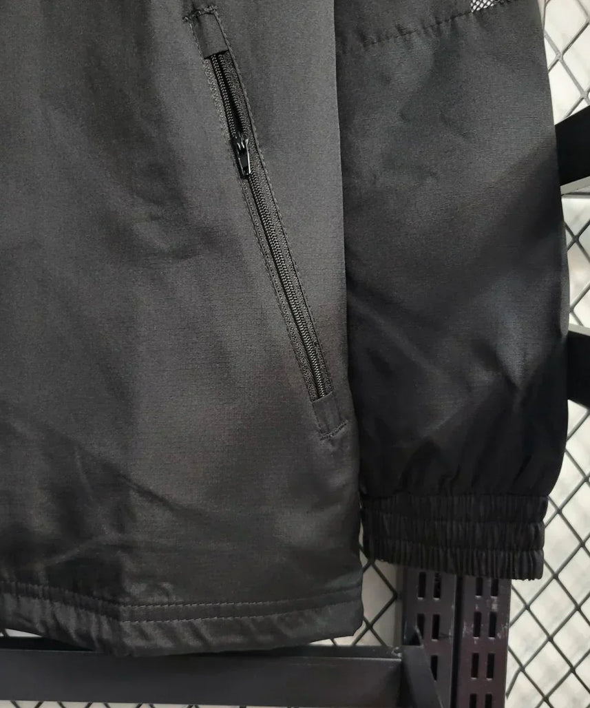 جاكيت ريال مدريد الثاني الواقي من الرياح لموسم 23/24