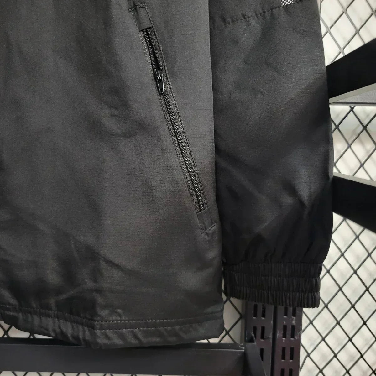 جاكيت ريال مدريد الثاني الواقي من الرياح لموسم 23/24