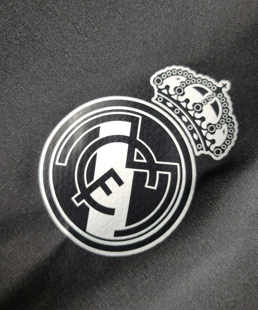 جاكيت ريال مدريد الثاني الواقي من الرياح لموسم 23/24