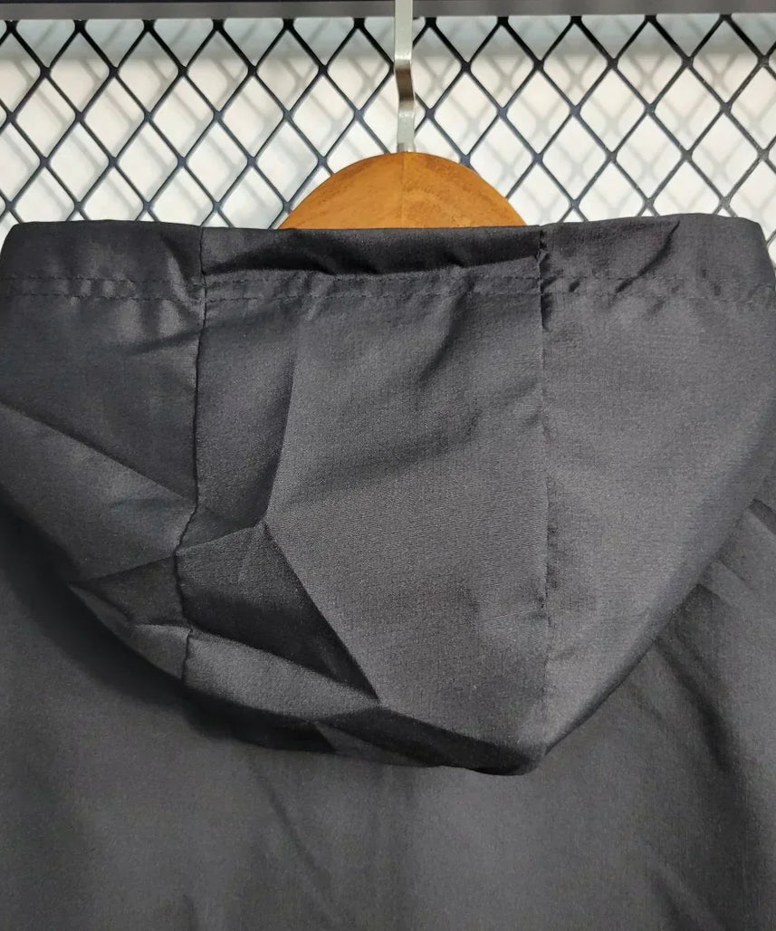 جاكيت ريال مدريد الثاني الواقي من الرياح لموسم 23/24