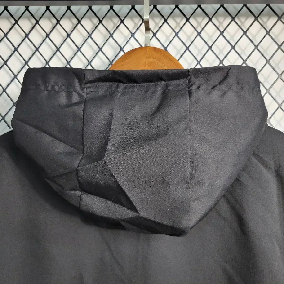 جاكيت ريال مدريد الثاني الواقي من الرياح لموسم 23/24